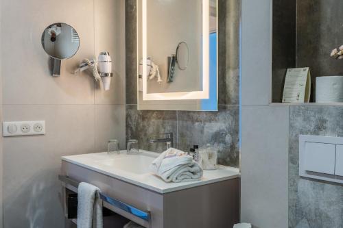 Triple Room with City View room in Hotel Villa Victoria