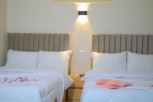 pyramids solar boat inn