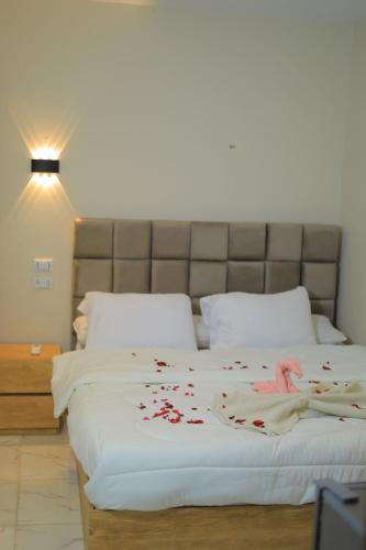 pyramids solar boat inn