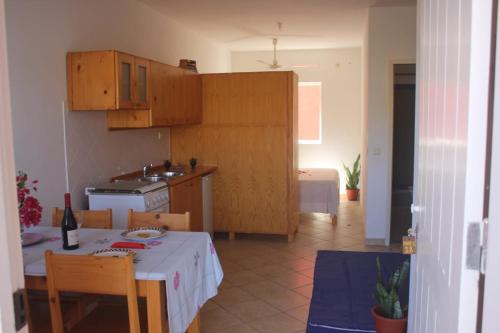 Küche, Joli et fonctionnel proche centre et plage in Vila do Maio