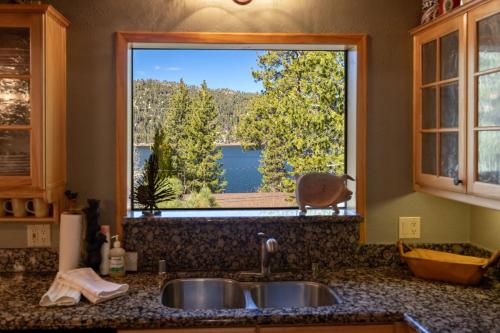 64 - Top of the Lake home in Big Bear Lake, USA
