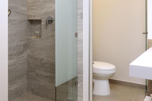 Standard King Room image 2