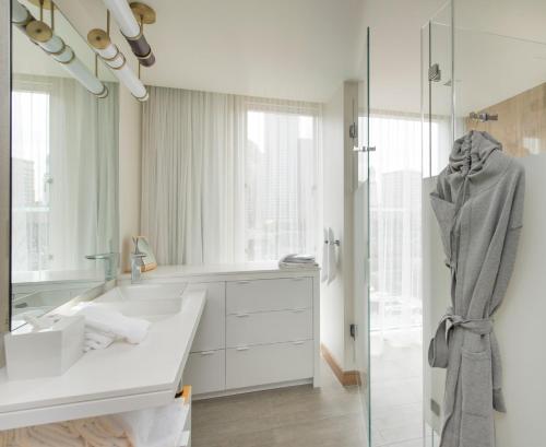 Deluxe King Room with Water View image 2