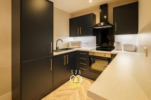 West End Retreat - SJA Stays - 2 Bed Apartment - Tap to explore photos