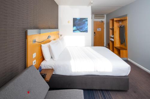Holiday Inn Express Stevenage an IHG Hotel - image 13