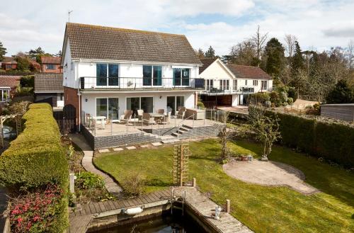 White Gables, Horning