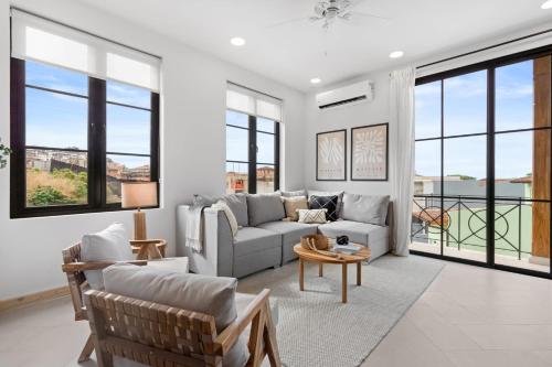 Sophisticated Modern Home with Ocean Views Gorgeous Master Suites & Private Jacuzzi - image 3