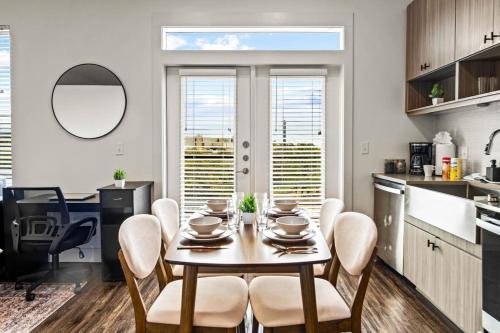 Luxurious New Unit 1Bd1Ba Pool Golf Sim detail