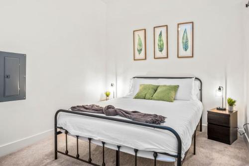 Luxurious New Unit 1Bd1Ba Pool Golf Sim detail