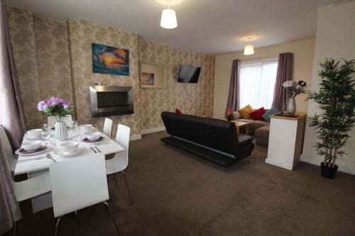 ห้องส่วนกลางสำหรับนั่งเล่น/ดูทีวี, Richmond House in แมเนอร์ คาสเซิล