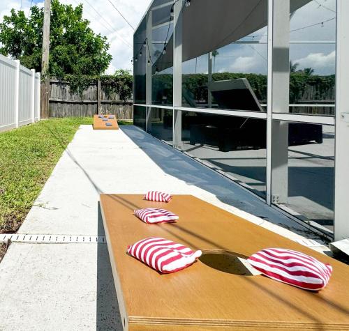 Heated Pool, Lush Breezeway, Bikes, BBQ, Near Beach Heated Pool, Lush Breezeway, Bikes, BBQ, Near Beach