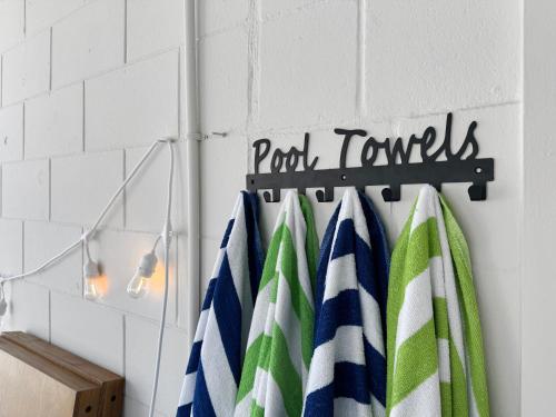 Heated Pool, Lush Breezeway, Bikes, BBQ, Near Beach Heated Pool, Lush Breezeway, Bikes, BBQ, Near Beach