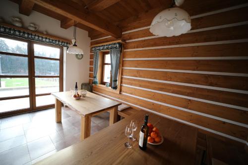 บริการและสิ่งอำนวยความสะดวก, Chalupa Loveč (Chalupa Lovec) in ซามอสติ-บลาตา