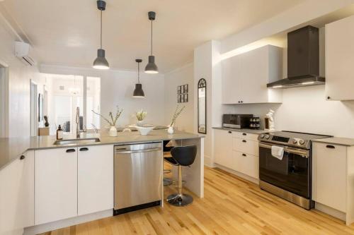 dapur, Charm & Luxury Vacation Headquarters to Downtown! near Planetarium Rio Tinto Alcan