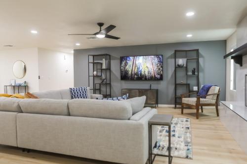 Cozy house w putting green mtn views BBQ in ฟาวเท่นฮิลล์