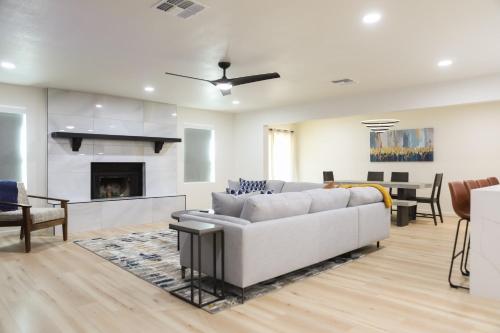 Cozy house w putting green mtn views BBQ in ฟาวเท่นฮิลล์