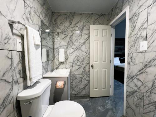 Beverly motel Room Type - Twin Room with Private Bathroom