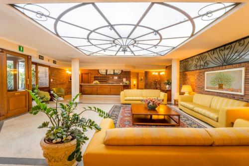 Vestíbulo, Altea Suites in Pomezia