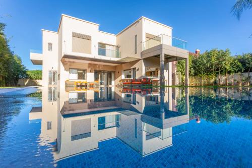 Villa 5 Suites Modern with Ping Pong table and Heated Swimming pool