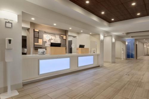 Lobby, Holiday Inn Express Hotel & Suites Opelika Auburn By IHG in Opelika (AL)