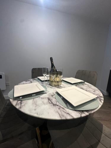 Spacious Modern 2 Bedroom Apartment - Tap to explore photos