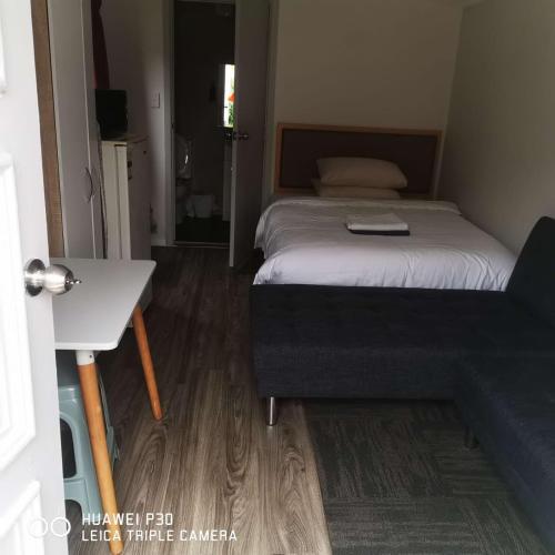2 Double Beds including 1 Sofa Bed Garden Chalet, 14 Phyllis St, Mt Albert, Auckland, Auckland (photo 8)