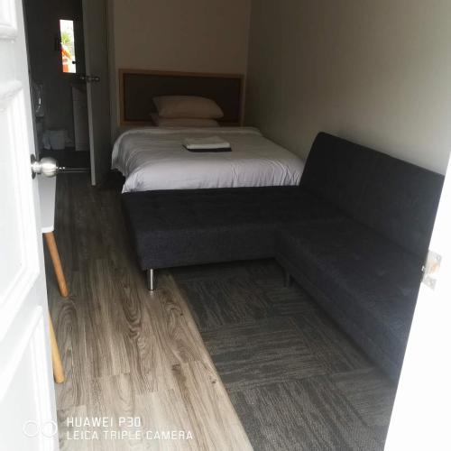 2 Double Beds including 1 Sofa Bed Garden Chalet, 14 Phyllis St, Mt Albert, Auckland, Auckland (photo 9)