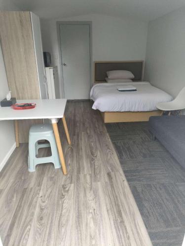 2 Double Beds including 1 Sofa Bed Garden Chalet, 14 Phyllis St, Mt Albert, Auckland, Auckland (photo 5)