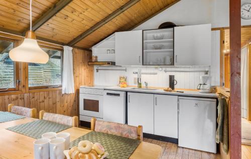 ห้องครัว, 3 Bedroom Beautiful Home In Hundested in ฮันเดอสเทด