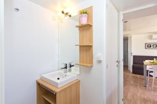 Two-Bedroom Mobile Home with Garden View image 7