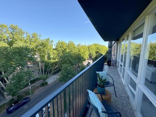 陽台/露台, Treetops in Toorak 2br midcentury entire apartment in 圖拉克