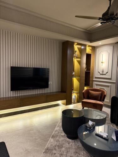 Two-Bedroom Deluxe Apartment image 8