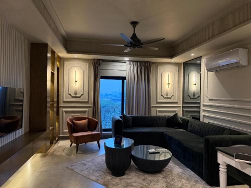 Two-Bedroom Deluxe Apartment image 7