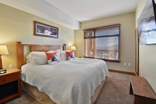 Unequalled Ski in Out Location Next to Gondola Superior 1BR Pool Condo Nast Winner B415 - image 3