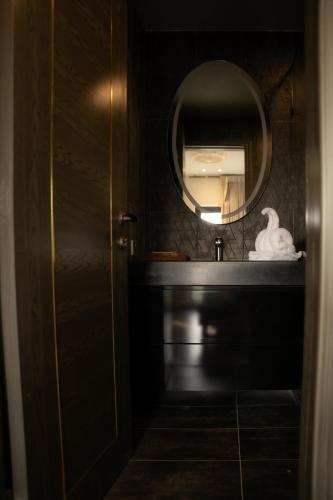Two-Bedroom Deluxe Apartment image 10