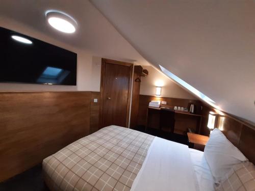 Adelphi Hotel - image 2