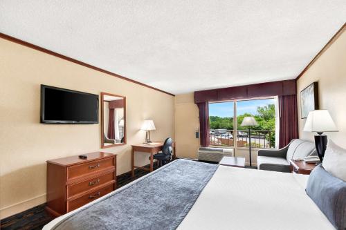 Best Western Fairfax City - image 14