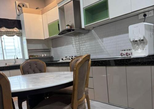 Tiny House Dferry With Private Pool OR 4 Room Homestay Jerantut Wifi Full Aircond in ปะหัง