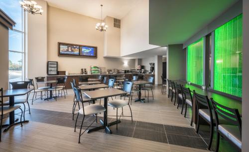 Food and beverages, Chateau Bedford Trademark Collection by Wyndham in Halifax (NS)