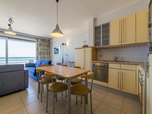Apartment on Zeedijk with Stunning Sea View, Koksijde (foto 2)