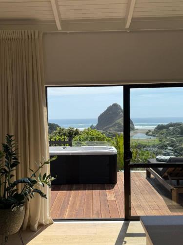 景觀, The Little Louise's Luxury Romantic Retreat with Iconic Piha Views in 皮哈