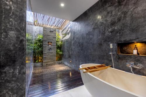 Bathroom, Sikara Lombok Hotel in Kuta