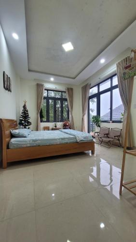 Nhà nhỏ dưới chân đồi (Nha nho duoi chan đoi) in Thang Nhat
