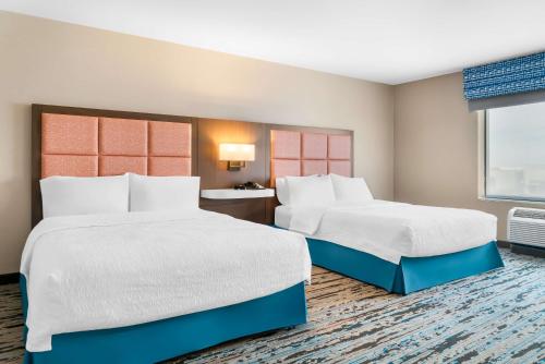 2 queen beds