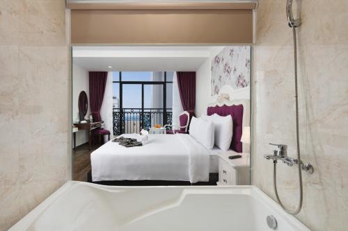 Queen Room with Balcony image 6