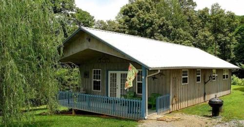 Country Cottage - 2 Bedrooms, 1 Baths, Sleeps 6 cabin in Newport, USA