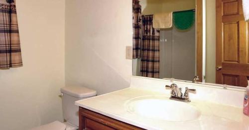 Country Cottage - 2 Bedrooms, 1 Baths, Sleeps 6 cabin in Newport, USA