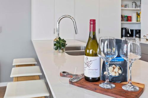 Stylish 3BR Townhouse CampHill - WiFi Parking - image 5