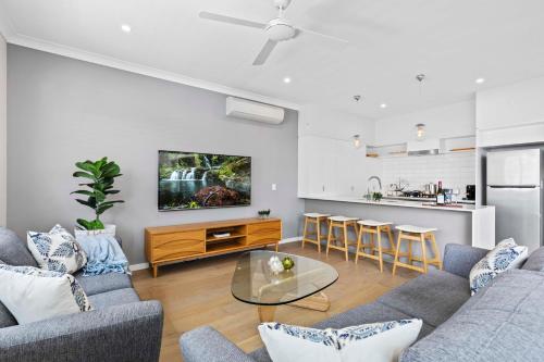 Stylish 3BR Townhouse CampHill - WiFi Parking - image 3