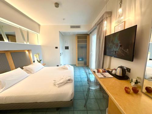 Deluxe Double Room image 4